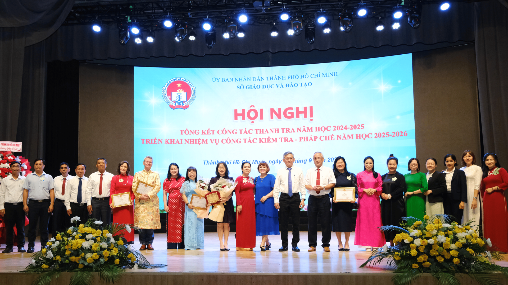 Hệ Thống Giáo Dục NQH Nhận Khen Thưởng Xuất Sắc Trong Nhiệm Vụ Quản Lý, Điều Hành Cơ Sở Giáo Dục Ngoài Công Lập