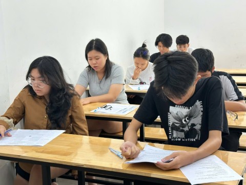 HỌC SINH 2K10 THAM GIA THI THỬ SỢ THẬT 2025 VỚI TÂM THẾ QUYẾT TÂM CAO!